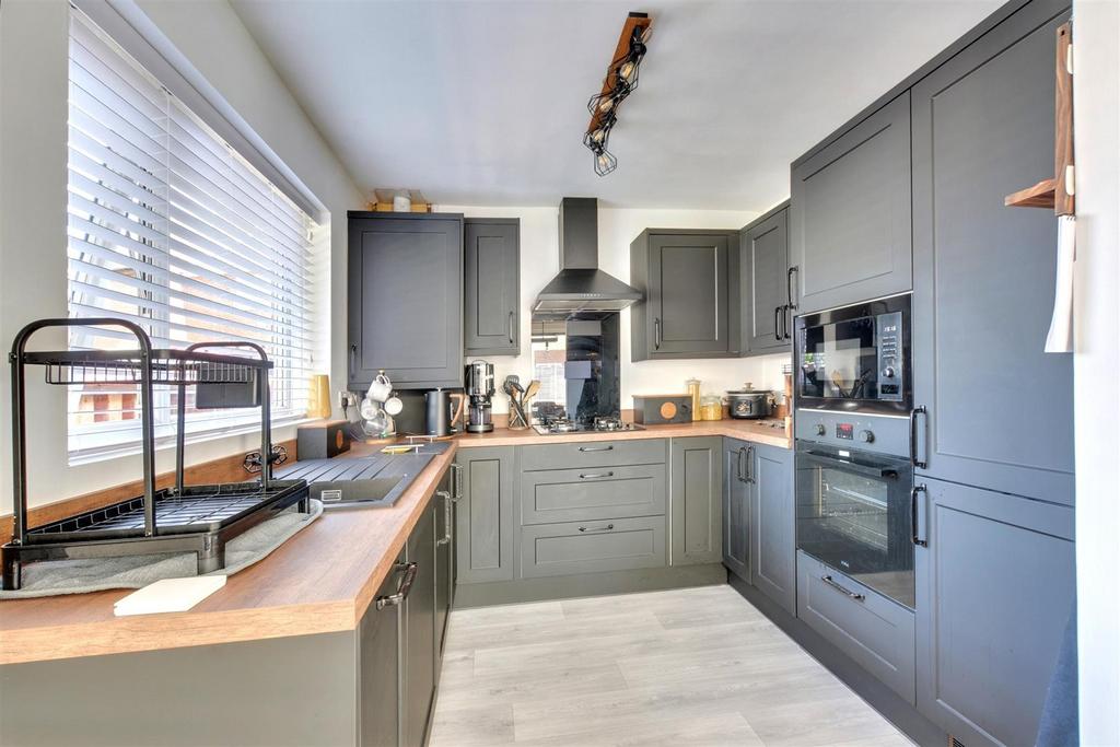 Kitchen 2.jpeg