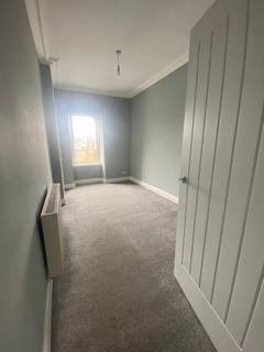 2 bedroom flat to rent, George Square, Central, Greenock, PA15