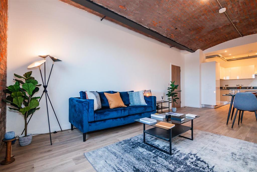 Wo7gxb NCy UC1 JLRx E-oq SQ.jpg