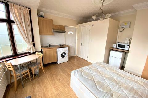 Studio to rent, Midholm, Wembley HA9