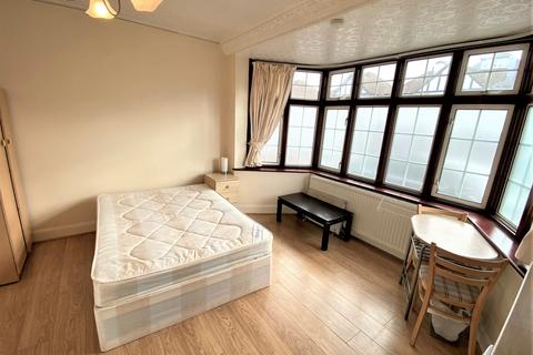 Studio to rent, Midholm, Wembley HA9