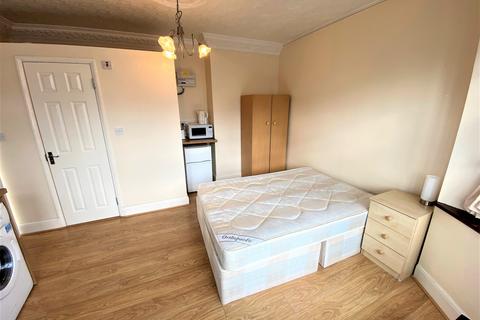 Studio to rent, Midholm, Wembley HA9