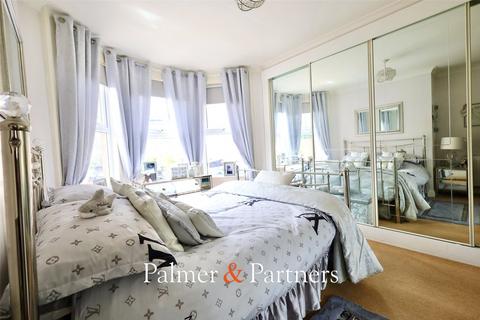4 bedroom semi-detached house for sale, Hayes Road, Clacton-on-Sea, Essex, CO15