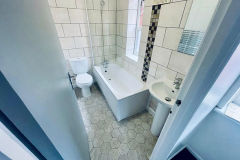 3 bedroom terraced house to rent, Larkshall Road, London E4