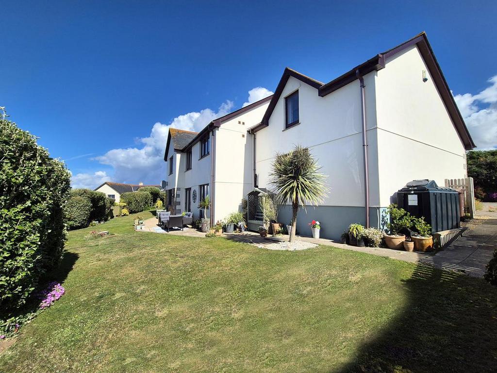 6j Yg0el35 Eq8 F4bb IPLVPg.jpg