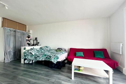 Studio to rent, 43a Kings Road, Brighton