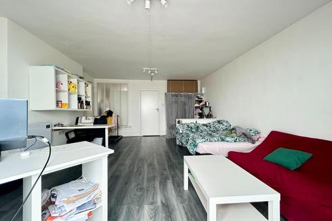 Studio to rent, 43a Kings Road, Brighton