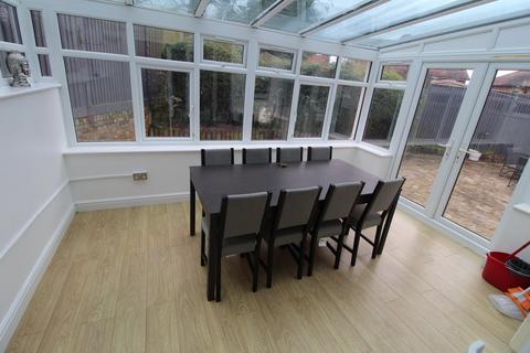 3 bedroom semi-detached bungalow to rent, Summit Close, Edgware, HA8