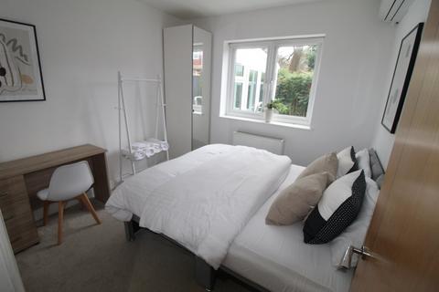 3 bedroom semi-detached bungalow to rent, Summit Close, Edgware, HA8