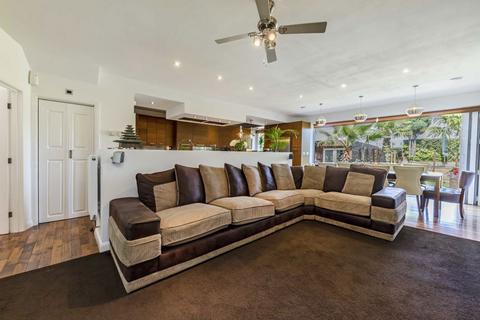 undefined, Oaklands Avenue, Isleworth TW7