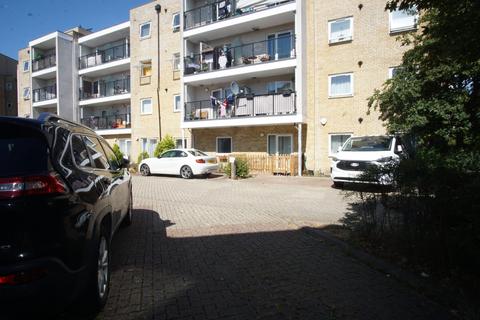 2 bedroom flat for sale, Spacious two bedroom ground floor flat at Ickenham