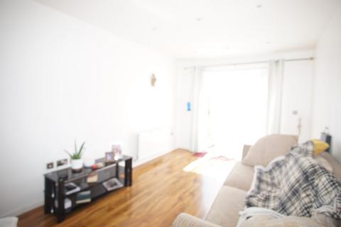 2 bedroom flat for sale, Spacious two bedroom ground floor flat at Ickenham