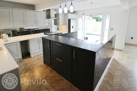 17 Cliff Hill Road, Shaw, Oldham, OL2 8DE
