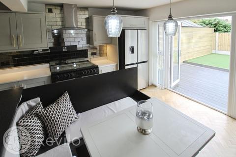 17 Cliff Hill Road, Shaw, Oldham, OL2 8DE