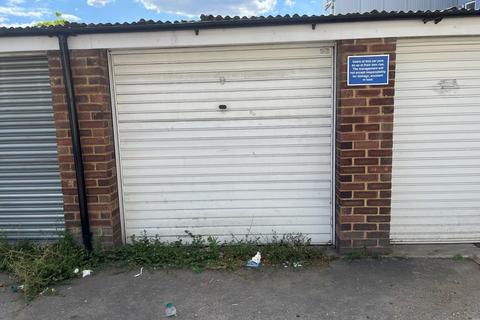 Garage to rent, Victoria Road, Romford
