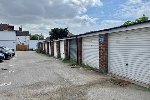 Garage to rent, Victoria Road, Romford
