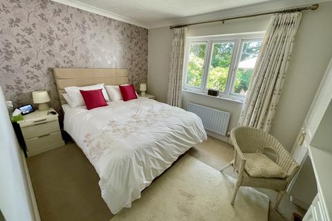 12 Airetons Close, Broadstone, BH18 8LF