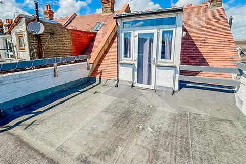 2 bedroom flat for sale, Westcliff Park Drive, Westcliff-On-Sea SS0