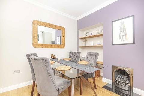 2 bedroom terraced house to rent, Bryony Road, London W12