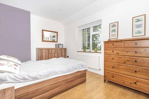 2 bedroom terraced house to rent, Bryony Road, London W12