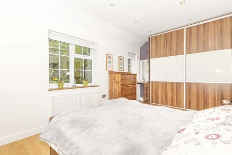 2 bedroom terraced house to rent, Bryony Road, London W12