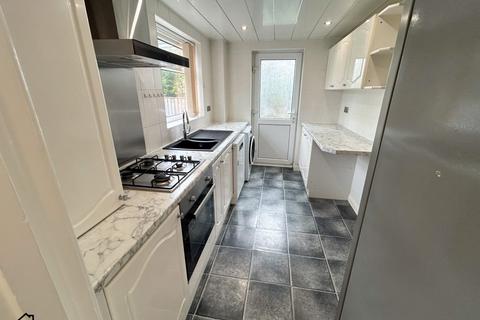 4 bedroom semi-detached house to rent, Chester Avenue, Sale M33