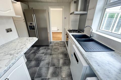 4 bedroom semi-detached house to rent, Chester Avenue, Sale M33