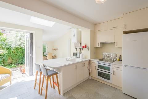 2 bedroom end of terrace house to rent, Archway Street, Bath