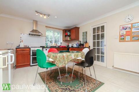 12 Brookside, Hoddesdon, EN11 8QW