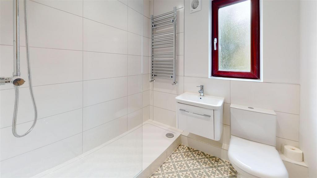 14-Holly-Court-Old-Bridge-Rise-Bathroom.jpg