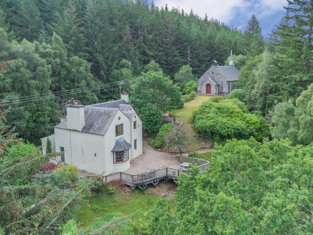 The Manse, Foyers