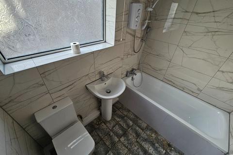 2 bedroom bungalow to rent, Ashbourne Way, Bradford