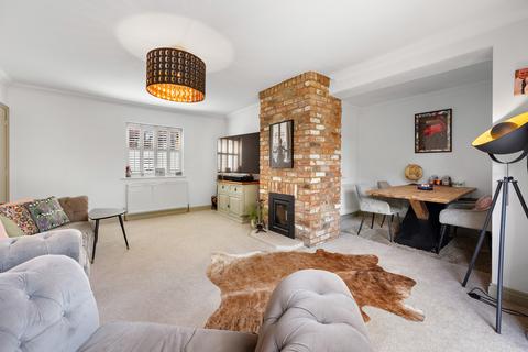 undefined, High Street, Burton Latimer, NN15