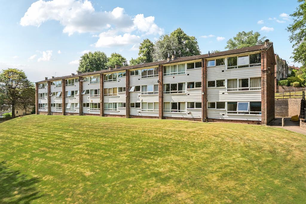 Gledhow Court, Leeds LS7 2 bed flat for sale £160,000