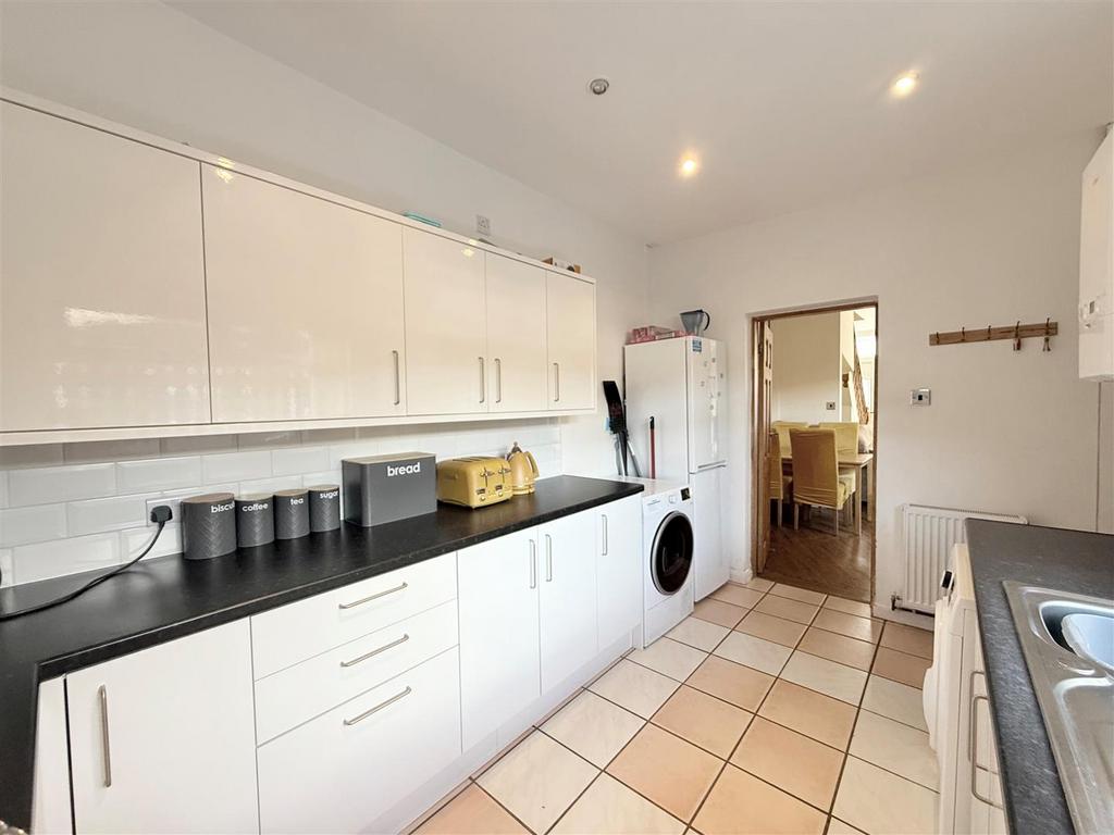 Kitchen 2.jpg