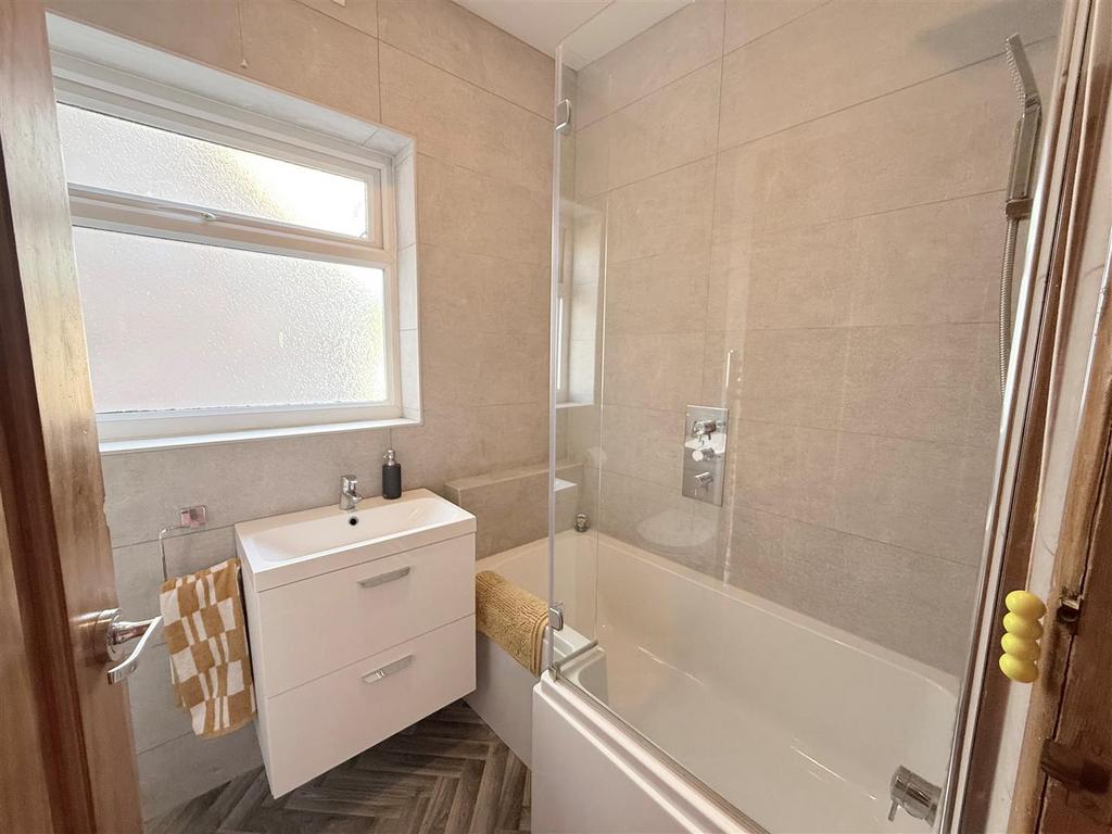 Bathroom 2.jpg