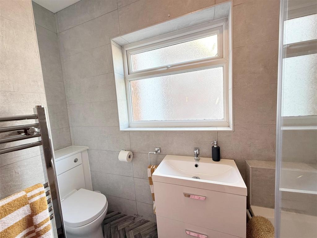 Bathroom 1.jpg