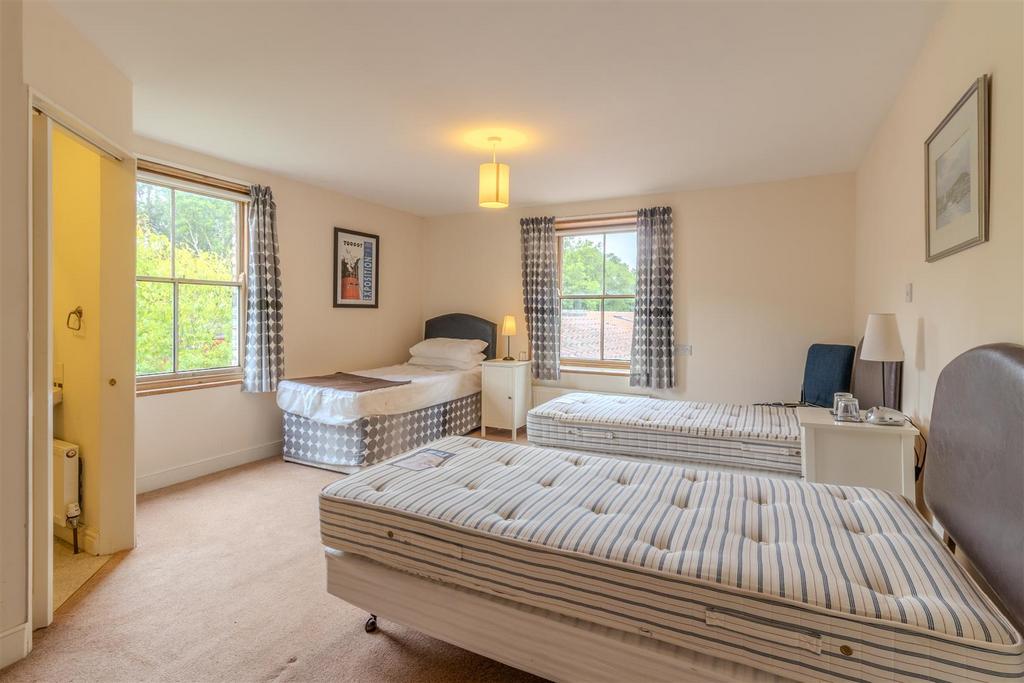 32 Undercliffe (12 of 27)[1].jpg