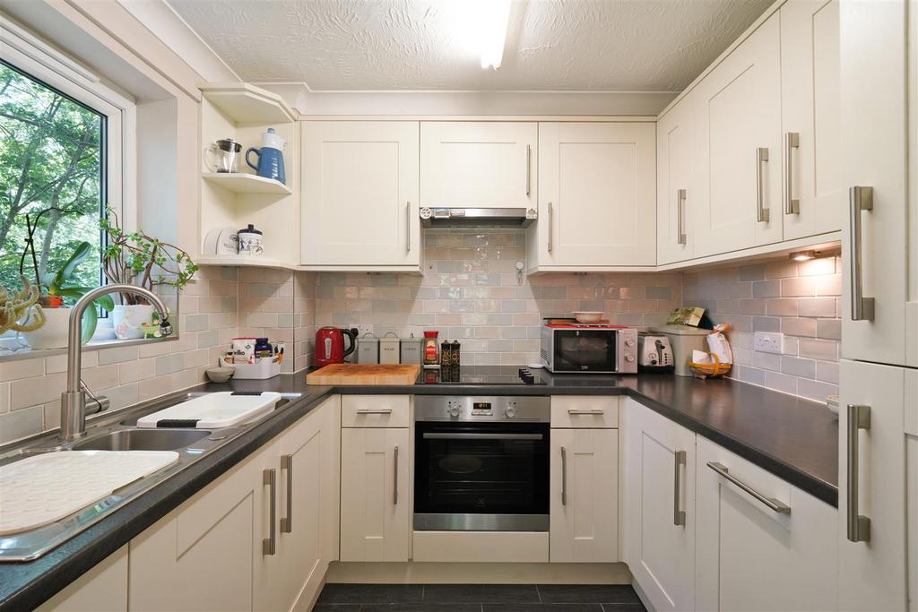 Flat 11, Bishops Court - z ORGq TU5bid08q Nc Q6 Fo.jpg