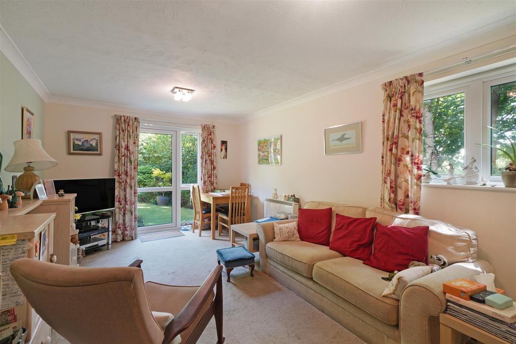 Flat 11, Bishops Court - psg ECIE83 Sy I4wp N8l Wj.jpg