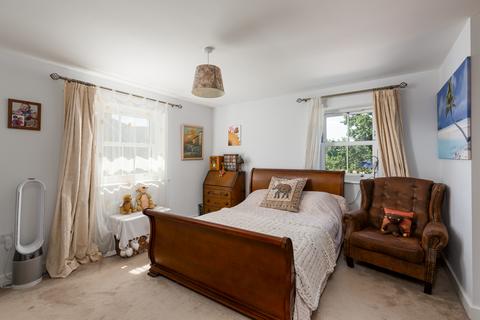 8 Blunden Way, Horley, RH6 8GJ