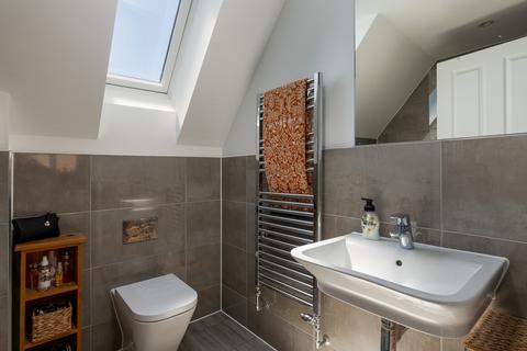 8 Blunden Way, Horley, RH6 8GJ