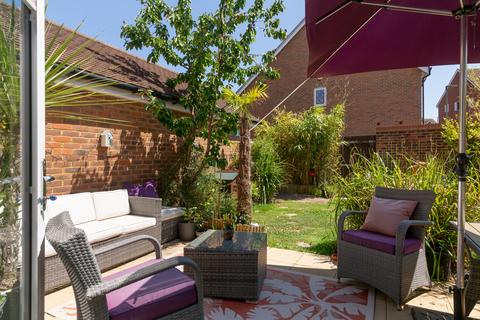 8 Blunden Way, Horley, RH6 8GJ