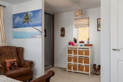 8 Blunden Way, Horley, RH6 8GJ