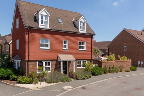 8 Blunden Way, Horley, RH6 8GJ