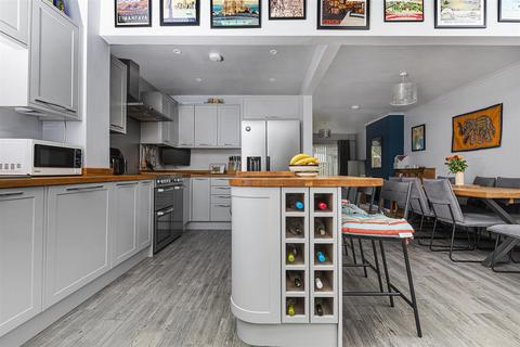 48 Ashfield Road, Greetland, Halifax, HX4 8HY