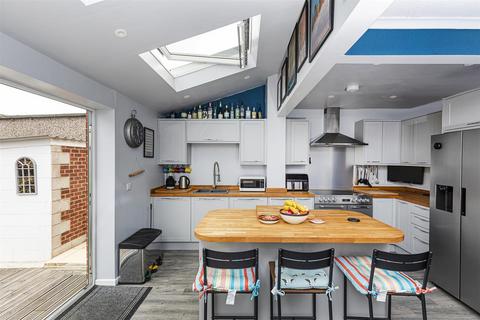 48 Ashfield Road, Greetland, Halifax, HX4 8HY