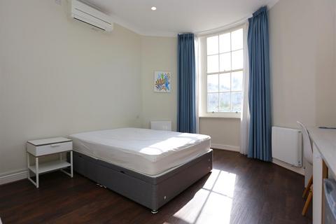 Studio to rent, Regency Square, Brighton