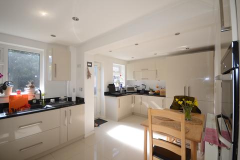 3 bedroom house to rent, Holly Crescent, Windsor, SL4