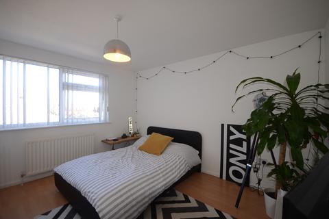 3 bedroom house to rent, Holly Crescent, Windsor, SL4
